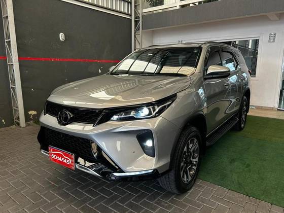 TOYOTA HILUX SW4 2.8 D-4D TURBO DIESEL SRX PLATINUM 7L 4X4 AUTOMÁTICO